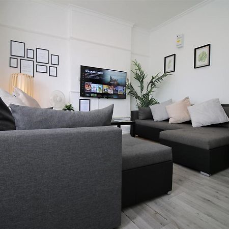 Free Local Parking - Fast Wifi - Sleeps 10 Guests By Property Promise Cardiff Kültér fotó